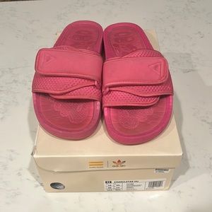 human race x Adidas chancletas hu slides